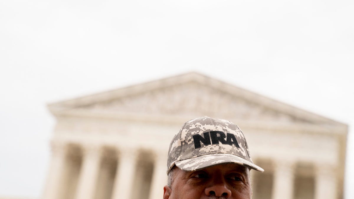 Uma pessoa usa um chapéu da NRA em frente à Suprema Corte dos EUA em Washington, DC, em 21 de junho de 2022