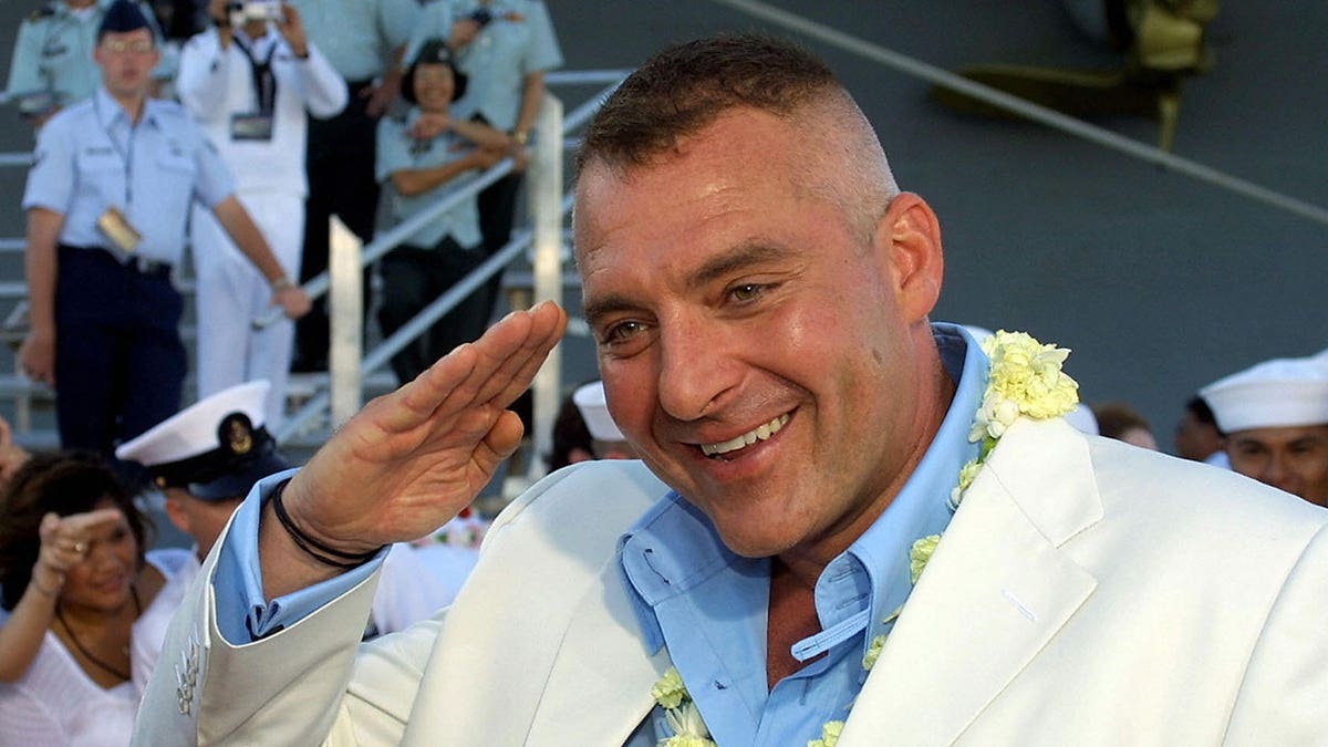Tom Sizemore salutes during Pearl Harbor red carpet