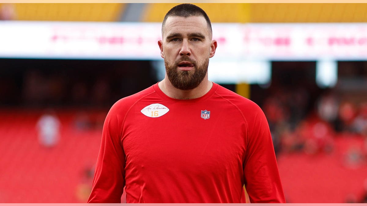 Travis Kelce during warmups