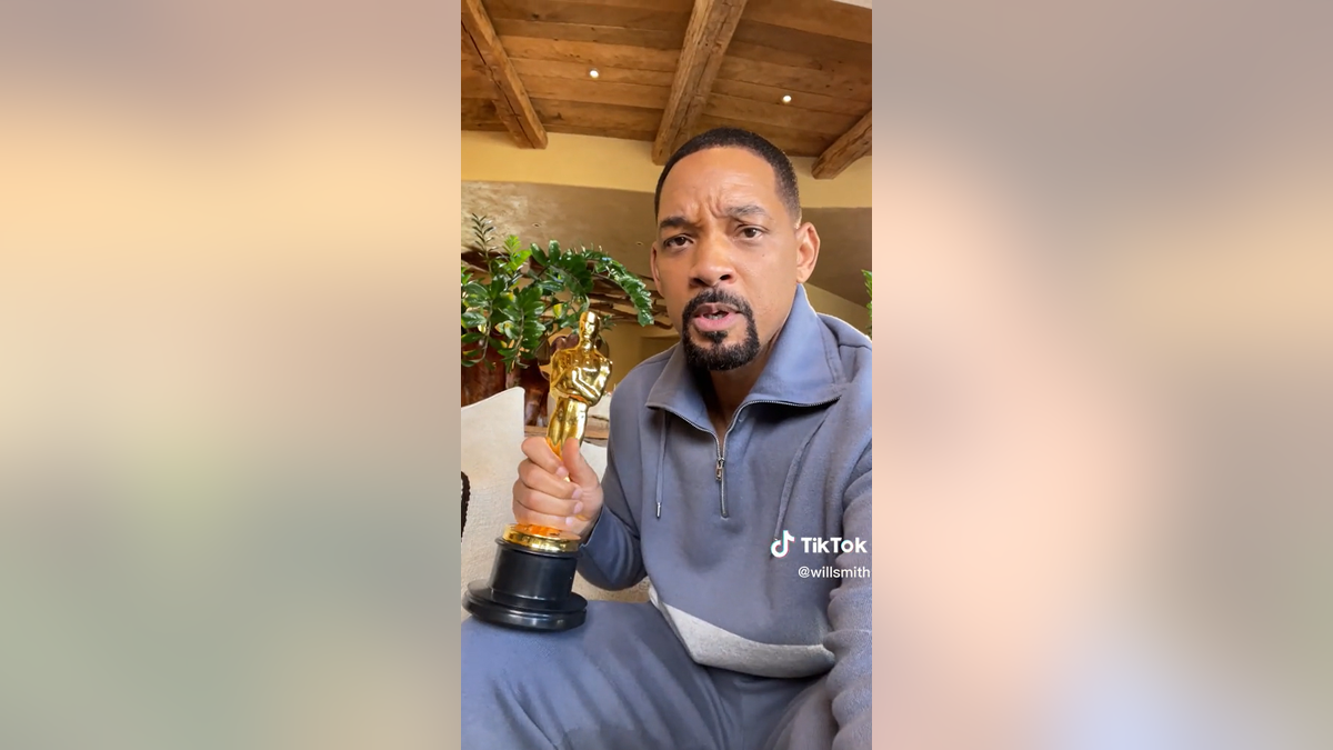 Will Smiths shows his Oscar during a TikTok video