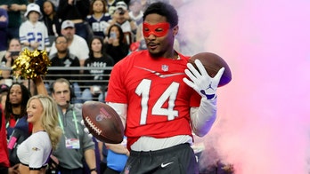 Bills' Stefon Diggs raises eyebrows for kneeling right behind cheerleaders before catch attempt