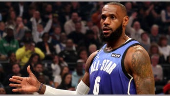 LeBron James leaves NBA All-Star Game with hand injury