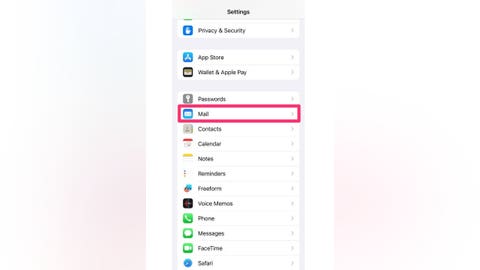 How to upgrade your email game with a custom signature on iOS