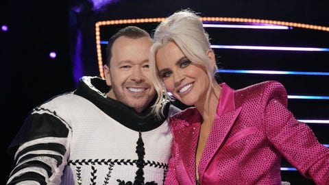 Jenny McCarthy surprises Donnie Wahlberg by covering home with Valentine's Day decorations: 'She got me again'