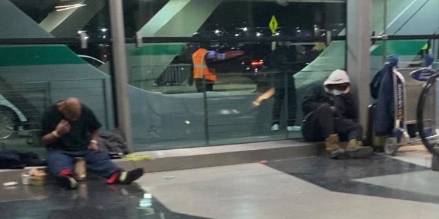 Para tunawisma berkemah di Bandara O'Hare Chicago. Walikota Lightfoot membahas masalah tunawisma di bandara pada hari Kamis.