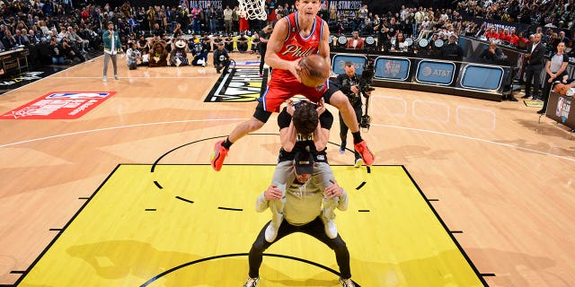 Mac McClung #9 de los Philadelphia 76ers clava la pelota durante el concurso AT&T Slam Dunk como parte del fin de semana All-Star de la NBA 2023 el sábado 18 de febrero de 2023 en Vivint Arena en Salt Lake City, Utah.