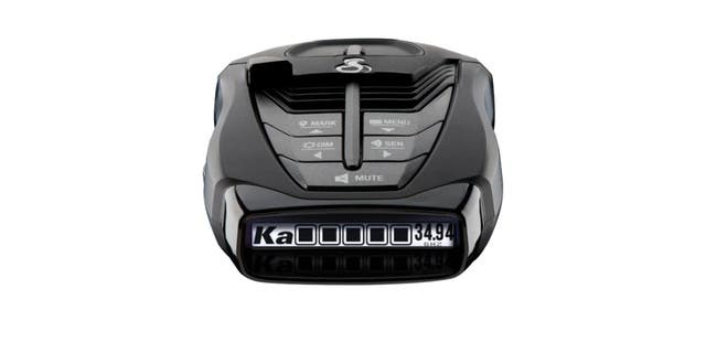 Detektor radar Cobra RAD 480i mendeteksi sinyal dari depan dan belakang kendaraan Anda, memberi Anda perlindungan menyeluruh ke mana pun petualangan membawa Anda.