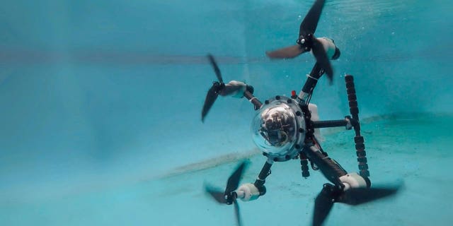 Drone hitam yang mampu bermanuver di bawah air. TJ-Flying Fish dikembangkan di China.