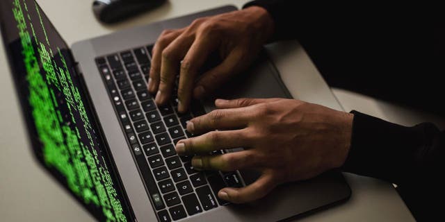 Kantor Kejaksaan Agung New York telah memberlakukan beberapa hukuman berat pada pengembang stalkerware yang menggunakan 16 perusahaan untuk mempromosikan alat pengawasan secara ilegal. 