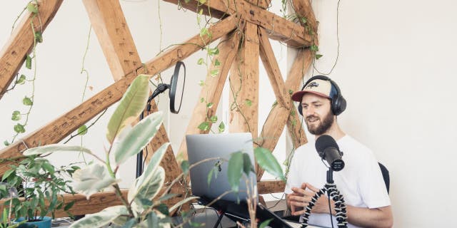 La forma correcta de escuchar podcasts 4 Hay una gran variedad de temas para elegir y lugares para ir a escuchar podcasts.