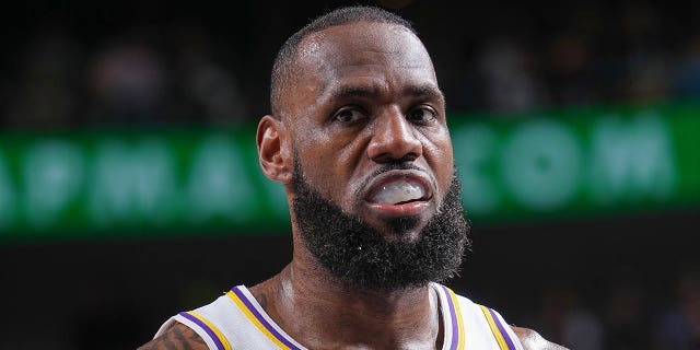 LeBron James #6 de Los Angeles Lakers mira durante el juego el 26 de febrero de 2023 en el American Airlines Center en Dallas, Texas.