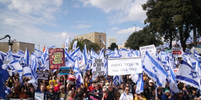 Los manifestantes israelíes salen a las calles para hacer estallar las reformas judiciales de Netanyahu mientras el primer ministro llama a la unidad 4 Unos 80.000 israelíes se reunieron para protestar por las reformas judiciales impulsadas por el gobierno de Benjamin Netanyahu.