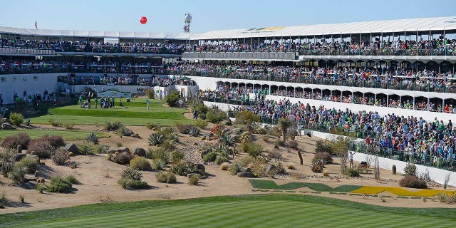 Vista general de la galería del hoyo 16 durante la tercera ronda del Waste Management Phoenix Open en TPC Scottsdale en Scottsdale, Arizona, el 3 de febrero de 2018.