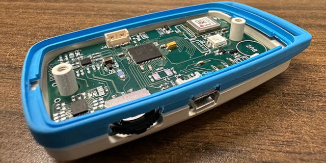BlueSleuth-Lite adalah perangkat seukuran telapak tangan yang dapat dilampirkan ke gantungan kunci Anda dan dapat diisi baik melalui USB mini atau pengisian nirkabel.