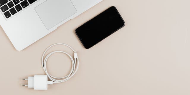 Saat Anda tidak menggunakan laptop, pastikan suhu baterai tetap dingin.