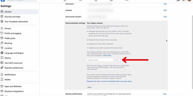 Cuplikan layar halaman pengaturan di Facebook menunjukkan cara memilih kontak lama.