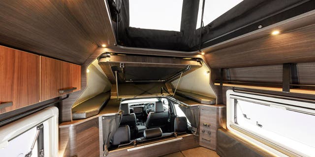 ¿Has oído hablar de una casa pequeña? Conozca el micro RV 4 Direct Cars ha tomado la Toyota Hilux, que ya era muy resistente, y ha creado una furgoneta camper encima de la minivan. Apodado el SUV Adventure Camper BR75, lo llama una habitación de hotel sobre ruedas y una base secreta para adultos.