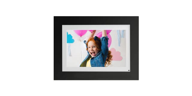 The Simply Smart Home Photoshare Frame allows you to easily send photos and video clips from your phone to the frame.