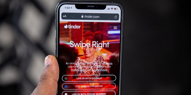 Beranda ditampilkan untuk aplikasi kencan Tinder di iPhone.