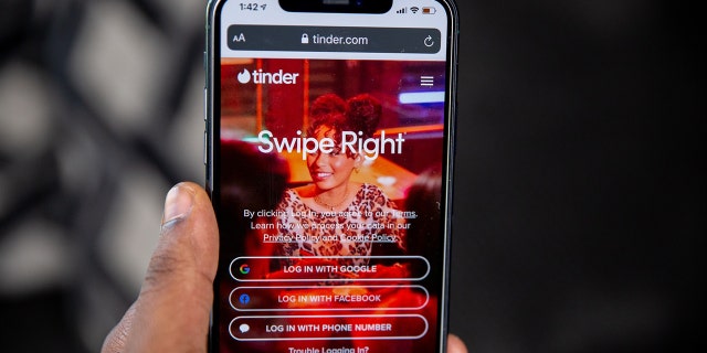 Consejos técnicos para citas: Asegúrate de que el asqueroso no te persiga 4 La página de inicio de la aplicación de citas Tinder se muestra en un iPhone.