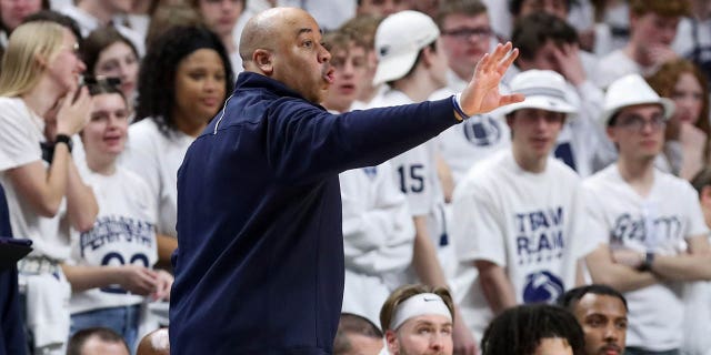 El entrenador en jefe de los Nittany Lions de Penn State, Micah Shrewsberry, hace gestos desde el banco durante la segunda mitad contra los Rutgers Scarlet Knights en el Bryce Jordan Center.  Rutgers derrotó a Penn State 59-56. 