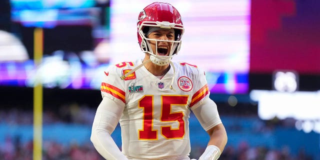 Patrick Mahomes #15 de los Kansas City Chiefs grita en la zona de anotación contra los Philadelphia Eagles antes del Super Bowl LVII en el State Farm Stadium el 12 de febrero de 2023 en Glendale, Arizona.