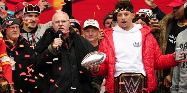 El entrenador en jefe de los Chiefs, Andy Reid, y Patrick Mahomes celebran en el escenario durante el desfile de la victoria del Super Bowl LVII el 15 de febrero de 2023 en Kansas City, Missouri.