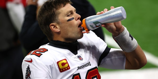 El número 12 de los Tampa Bay Buccaneers, Tom Brady, bebe agua antes de un partido contra los Detroit Lions en el Ford Field el 26 de diciembre de 2020 en Detroit.