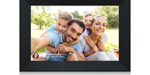 Bingkai Foto Digital Anna Bella memungkinkan Anda memuat foto atau video terlebih dahulu, dan bahkan memberinya keterangan lucu.