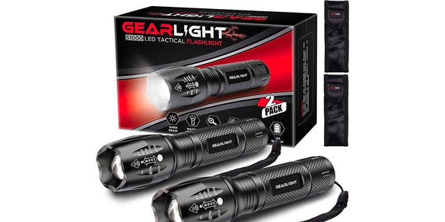 GearLight タクティカル フラッシュライトは、暗い場所で役立ち、迷子になったときに注意を引くことができます。