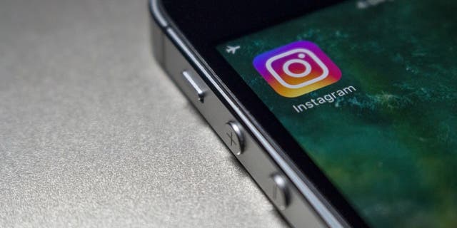 Aplikasi Instagram ditampilkan di layar utama iPhone.