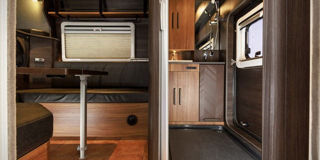 ¿Has oído hablar de una casa pequeña? Conozca el micro RV 5 Direct Cars ha tomado la Toyota Hilux, que ya era muy resistente, y ha creado una furgoneta camper encima de la minivan. Apodado el SUV Adventure Camper BR75, lo llama una habitación de hotel sobre ruedas y una base secreta para adultos.