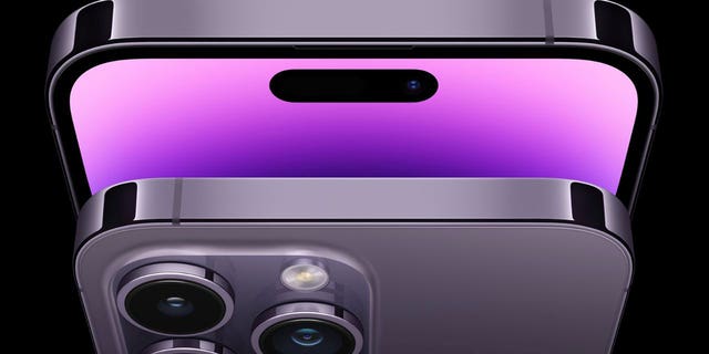 Tampilan atas dari dua iPhone, satu menampilkan speaker dan yang lainnya menampilkan tiga kamera.  (Kredit: Apple)