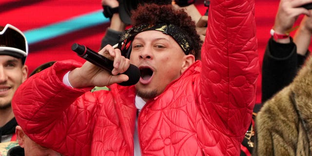 Patrick Mahomes #15 de los Kansas City Chiefs celebra durante el desfile de la victoria del Super Bowl LVII de los Kansas City Chiefs el 15 de febrero de 2023 en Kansas City, Missouri.