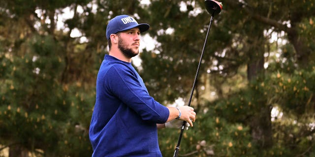 Josh Allen observa su golpe de salida en el octavo hoyo durante la primera ronda del AT&T Pebble Beach Pro-Am en el campo de golf Spyglass Hill el 2 de febrero de 2023 en Pebble Beach, California.