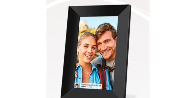 AKImart Smart Digital Photo Frame allows you to send photos or short videos to the FRAMEO app.