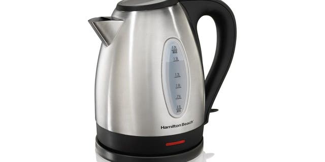 This Hamilton Beach electrical kettle holds 1.7 liters and boils h2o faster than a microwave, and is safer than utilizing a stovetop kettle. 
