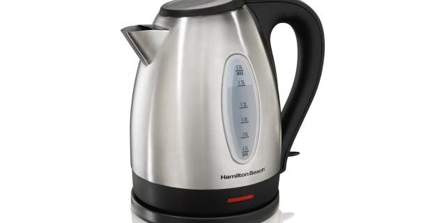 Ketel listrik Hamilton Beach ini menampung 1,7 liter dan mendidihkan air lebih cepat daripada microwave, dan lebih aman daripada menggunakan ketel kompor.