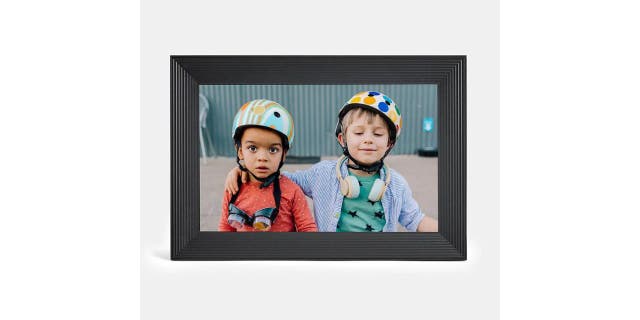 The Aura Carver WiFi Digital Photo Frame is quick and easy to set up.