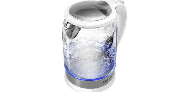 Ketel Teh Listrik Cosori dibuat dengan baja tahan karat 304 berkualitas unggul dan kaca borosilikat untuk menjaga air Anda tetap aman dan terasa murni selama bertahun-tahun yang akan datang.