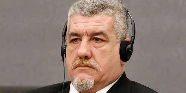 Hoy comienza el juicio de un excombatiente del Ejército de Liberación de Kosovo por crímenes de guerra 4 Peter Schalla, exmiembro del ELK, asiste a su juicio en La Haya, Países Bajos, el 21 de febrero de 2023.