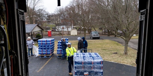 Dean Logan, un employé de Pepsi, livre des caisses d'eau que les bénévoles distribuent aux résidents le 17 février 2023, à East Palestine, Ohio. 