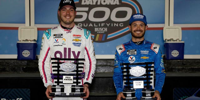 El ganador del premio Pole, Alex Bowman, y el ganador de Front Row, Kyle Larson, después del Busch Light Pole en el Daytona International Speedway el 15 de febrero de 2023, en Daytona Beach, Florida.