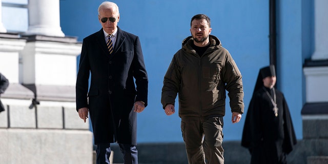El presidente de los Estados Unidos, Joe Biden (izquierda), camina con el presidente de Ucrania, Volodymyr Zelensky (derecha), en la catedral de San Miguel con cúpula dorada durante una visita no anunciada, en Kiev, el 20 de febrero de 2023. 