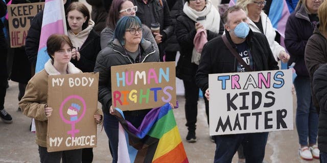 Orang-orang berkumpul untuk mendukung remaja transgender selama rapat umum di Utah State Capitol 24 Januari 2023, di Salt Lake City.