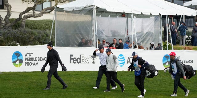 Desde la izquierda, el grupo de jugadores de Beau Hossler, Max McGreevy y Lukas Nelson se dirigen a la calle 14 en Pebble Beach Golf Links durante la segunda ronda del torneo de golf ATT Pebble Beach Pro-Am en Pebble Beach, California, el viernes Febrero 2.  3. 2023. Un caddie de uno de los entusiastas del grupo colapsó en la calle 11 y fue trasladado de urgencia al hospital.