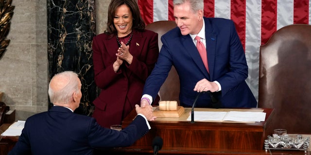 Presiden Joe Biden berjabat tangan dengan Ketua DPR Kevin McCarthy dari California, saat dia tiba untuk menyampaikan pidato kenegaraan pada sidang gabungan Kongres di US Capitol, Selasa, 7 Februari 2023, di Washington.