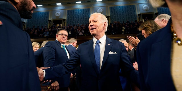 Le président Joe Biden arrive pour prononcer le discours sur l'état de l'Union lors d'une session conjointe du Congrès au Capitole.