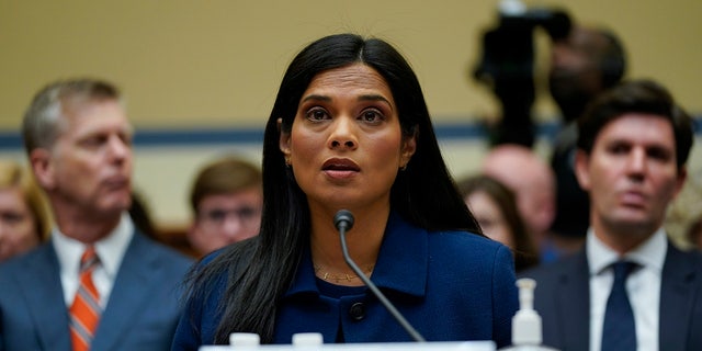 Vijaya Gadde, ex directora legal de Twitter, testifica durante una audiencia del Comité de Supervisión y Responsabilidad de la Cámara de Representantes en Capitol Hill, el 8 de febrero de 2023.