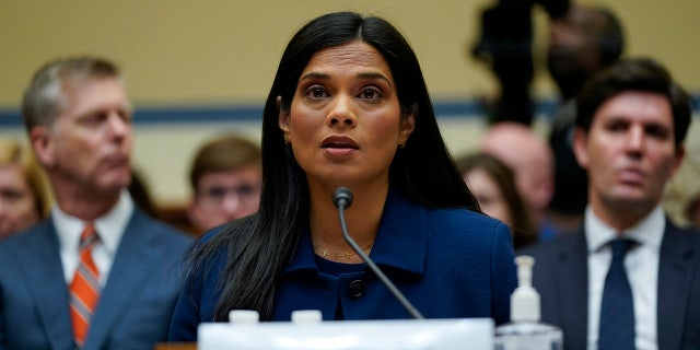 Vijaya Gadde, ex directora legal de Twitter, testifica durante una audiencia del Comité de Supervisión y Responsabilidad de la Cámara de Representantes en Capitol Hill, el 8 de febrero de 2023.